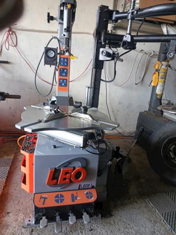 Máy tháo vỏ xe L8001 chuyên dùng để ra vỏ xe ô tô, honda xe máy