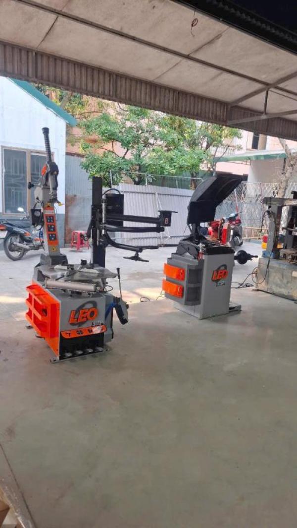 Máy tháo vỏ xe L8001 chuyên dùng để ra vỏ xe ô tô, honda xe máy