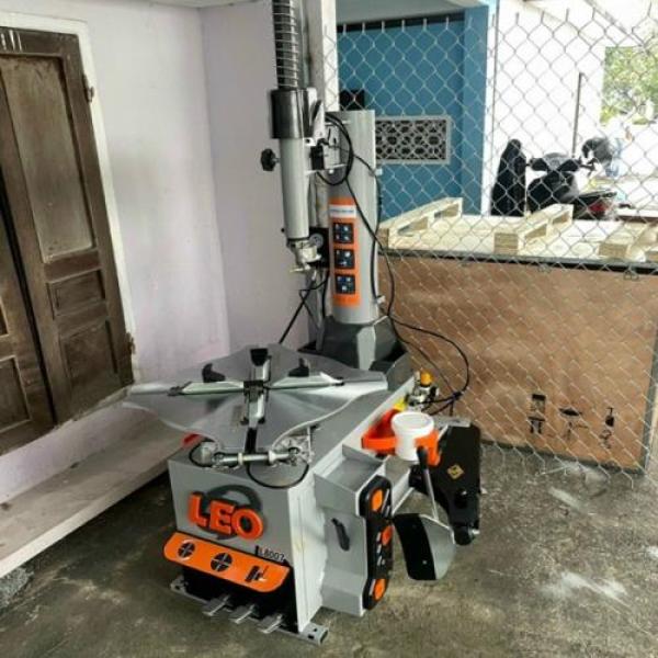 Máy tháo vỏ xe L8001 chuyên dùng để ra vỏ xe ô tô, honda xe máy Máy tháo vỏ xe L8001 chuyên dùng để ra vỏ xe ô tô, honda xe máy