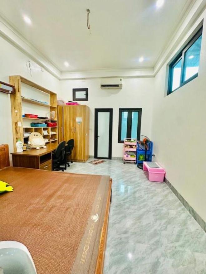 Bán nhà giáp bát 6 tầng thang máy long lanh VF3 đỗ cửa hoàng mai