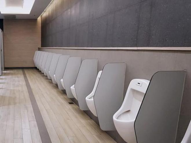 Nên chọn loại vách ngăn tiểu nam nào để thi công nhà vệ sinh